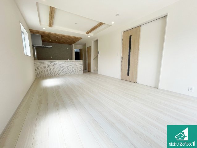 ★現地見学可能！★南丹市園部町横田　第2期　新築一戸建ての居間・リビング|シンプルなリビングは、観葉植物等のインテリアを楽しめますね！パパ好みにも、ママ好みにも家具次第で雰囲気を変えることができます！