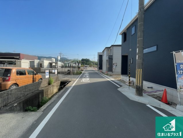 ★亀岡市篠町篠上西裏　新築一戸建ての前面道路含む現地写真|車通りの少ない前面道路！お子様がいらっしゃるご家族でも安心！