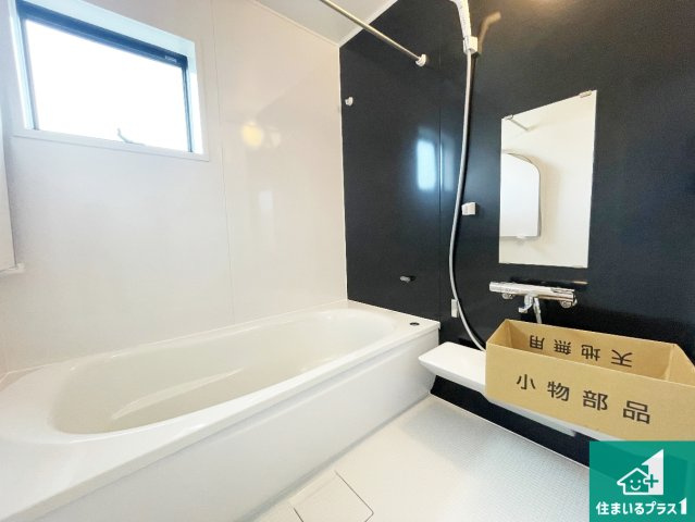 ★29(土)30(日)現地見学可能！★亀岡市篠町篠上西裏　新築一戸建ての浴室|足をゆったり伸ばして寛げる浴槽です。窓が設けられていますので差し込む光が明るく穏やかな雰囲気にしてくれます♪浴室乾燥機も設置しているので、雨の日の洗濯物も安心です♪