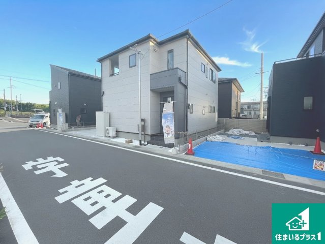 ★亀岡市篠町篠上西裏　新築一戸建ての前面道路含む現地写真|周辺は閑静な住宅街！前面道路広々で車の出し入れも便利です。駐車が苦手な方でも安心して車庫入れできます！