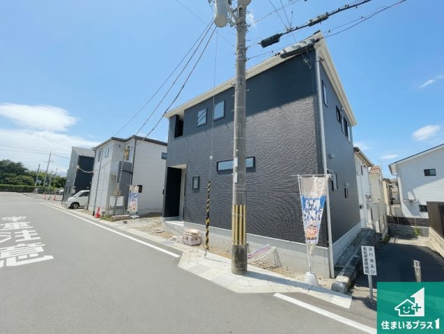 亀岡市篠町篠上西裏　新築一戸建ての前面道路含む現地写真|周辺は落ち着いた街並みの住宅地！子育てがしやすい住環境です！まだ未完成ですが、現地でしかわからない事もございます。是非一度ご覧ください。