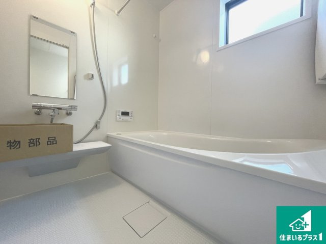 ★亀岡市篠町篠上西裏　新築一戸建ての浴室|足をゆったり伸ばして寛げる浴槽です。窓が設けられていますので差し込む光が明るく穏やかな雰囲気にしてくれます♪浴室乾燥機も設置しているので、雨の日の洗濯物も安心です♪