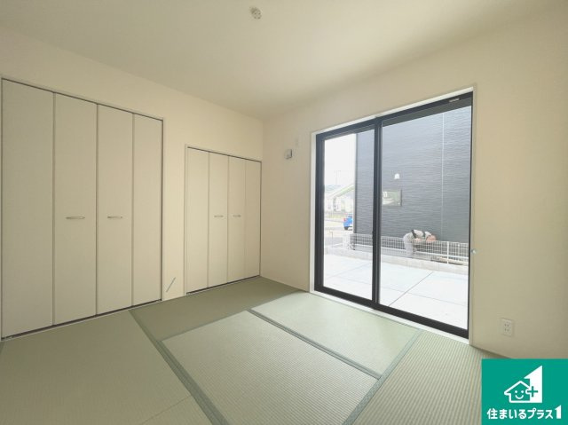 ★亀岡市篠町篠上西裏　新築一戸建ての和室|一室あると便利な和室は客間としてだけでなく、小さなお子様のプレイルームや食後のくつろぎスペースとしてもご利用いただけます。収納もついていますので大活躍間違いなし！
