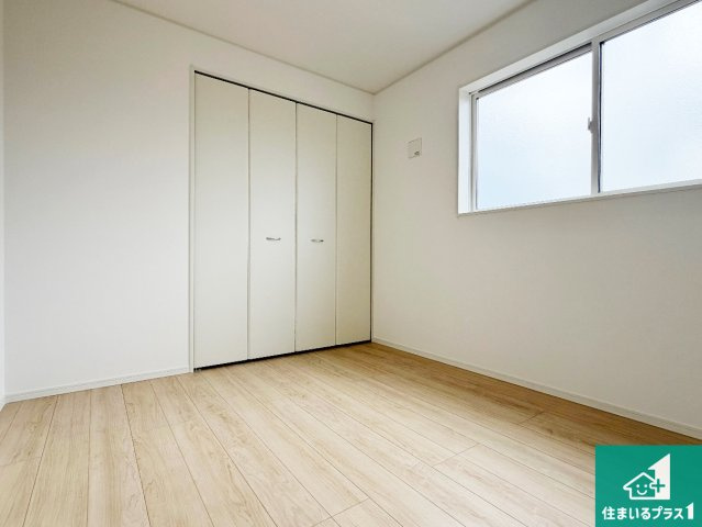 5日(土)6日(日)現地ご見学可能！　伊丹市荻野西　限定1邸の洋室|シンプルな洋室は、自分好みのインテリアが楽しめます♪ご家族とインテリアや家具を選びに行くのは新築購入時の醍醐味の一つです。ぜひお楽しみください♪