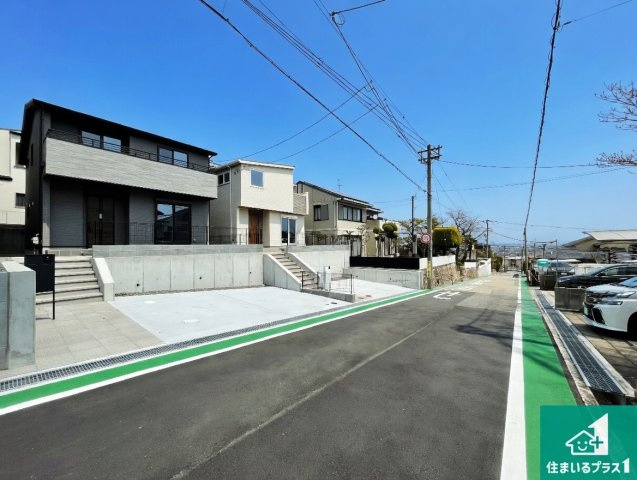 宝塚市宝梅　新築一戸建ての前面道路含む現地写真|周辺は閑静な住宅街！前面道路広々で車の出し入れも便利です。駐車が苦手な方でも安心して車庫入れできます！