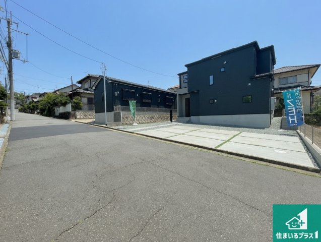 12日(土)13日(日)現地ご見学可能！　川西市水明台　第2期　新築一戸建ての前面道路含む現地写真|周辺は閑静な住宅街！前面道路広々で車の出し入れも便利です。駐車が苦手な方でも安心して車庫入れできます！