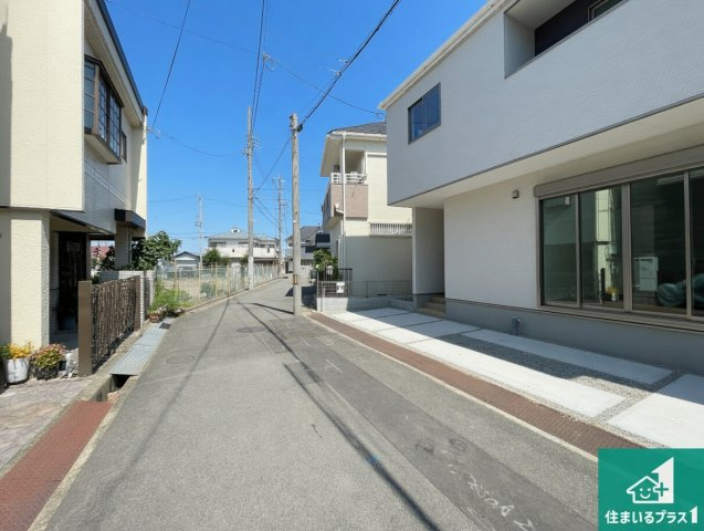 29(土)30(日)現地説明会！◆八尾市久宝園　限定1邸の前面道路含む現地写真|周辺は閑静な住宅街！前面道路広々で車の出し入れも便利です。駐車が苦手な方でも安心して車庫入れできます！