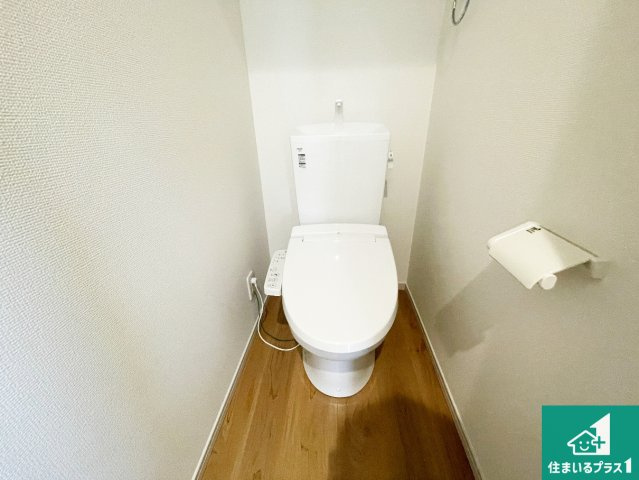 ★宇治市大久保町上ノ山　第1期　新築一戸建てのトイレ|1・2階の2ヶ所にあるので、朝の忙しい時間の順番待ちもなく、深夜の利用にも大変便利です。