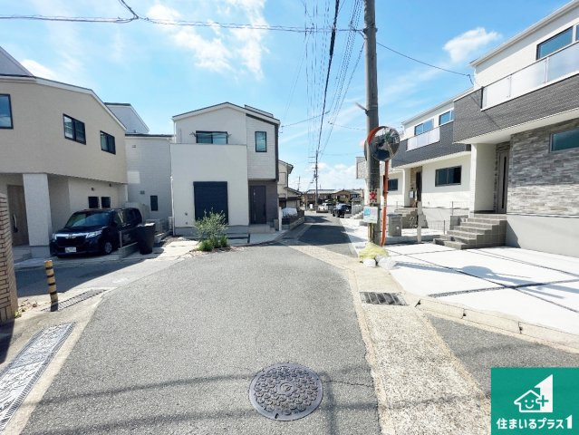 ★宇治市大久保町上ノ山　第1期　新築一戸建ての前面道路含む現地写真|周辺は閑静な住宅街！前面道路広々で車の出し入れも便利です。駐車が苦手な方でも安心して車庫入れできます！