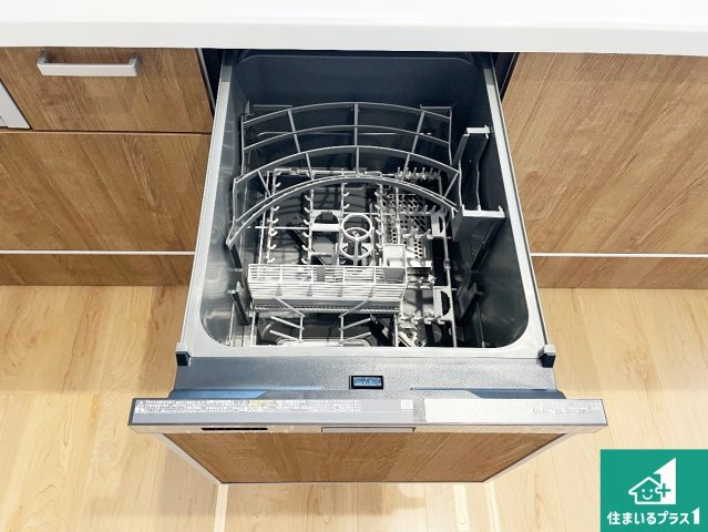 ★宇治市大久保町上ノ山　第1期　新築一戸建ての設備|食事後の一仕事、食器洗いをボタン一つでお任せできちゃいます！場所を取らないビルトイン式なので、お料理スペースもしっかり確保！