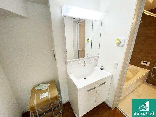 ★宇治市大久保町上ノ山　第1期　新築一戸建ての独立洗面台|清潔感のある洗面台です。フラットな鏡は掃除がしやすく毎日清潔！鏡裏には収納があるのでスッキリとした洗面台が保てます。