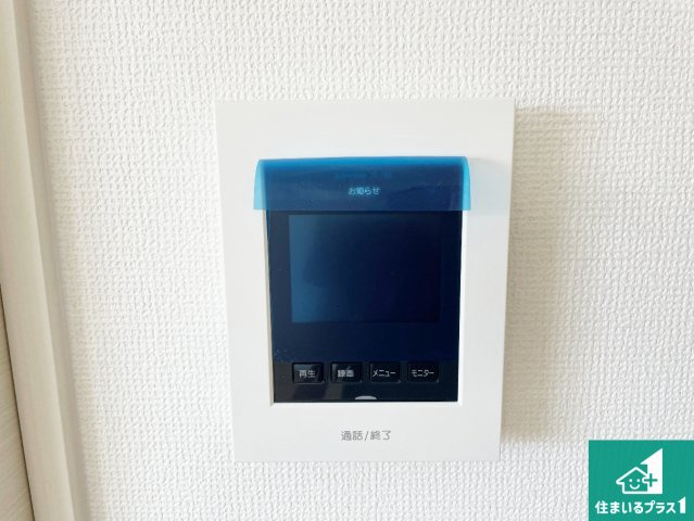 ★10(土)11(日)12(祝)現地見学可能！★宇治市大久保町上ノ山　第1期　全3邸の防犯設備|カラーモニターインターホン！声だけでなく来訪者の姿や顔がモニターで確認できるので、小さなお子様がいらっしゃるご家庭でも安心できます！