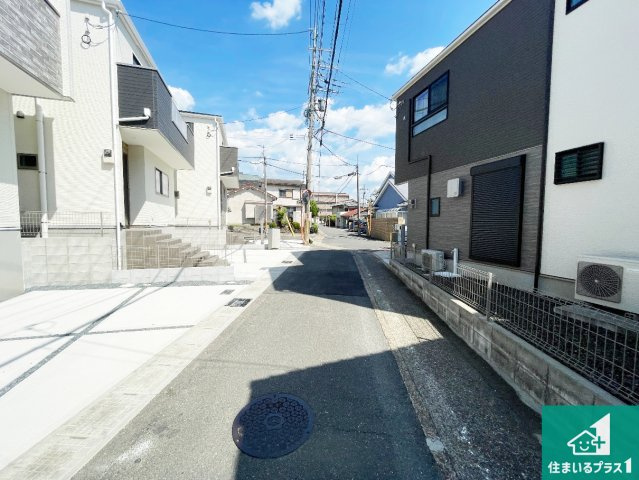 ★宇治市大久保町上ノ山　第1期　新築一戸建ての前面道路含む現地写真|周辺は閑静な住宅街！前面道路広々で車の出し入れも便利です。駐車が苦手な方でも安心して車庫入れできます！