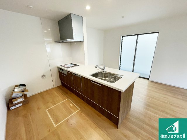 ★宇治市大久保町上ノ山　第1期　新築一戸建てのキッチン|リビングと統一感があり、使い勝手のいいキッチン。広々としているので、二人並んで作業が出来ちゃいます。お子様と一緒に色々なお料理に挑戦できるスペースがあります。