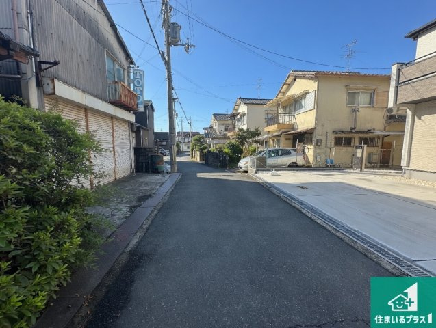 奈良市南京終町　新築一戸建ての前面道路含む現地写真|周辺は閑静な住宅街！前面道路広々で車の出し入れも便利です。駐車が苦手な方でも安心して車庫入れできます！
