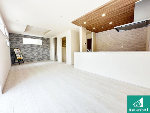 奈良市南京終町　新築一戸建ての居間・リビング|日当たり良好の明るいリビングで朝の目覚めもスッキリできそう！対面キッチンでご家族のコミュニケーションも自然と増える設計！小さなお子様が遊ぶスペースを作っても広々とくつろげるLDK！