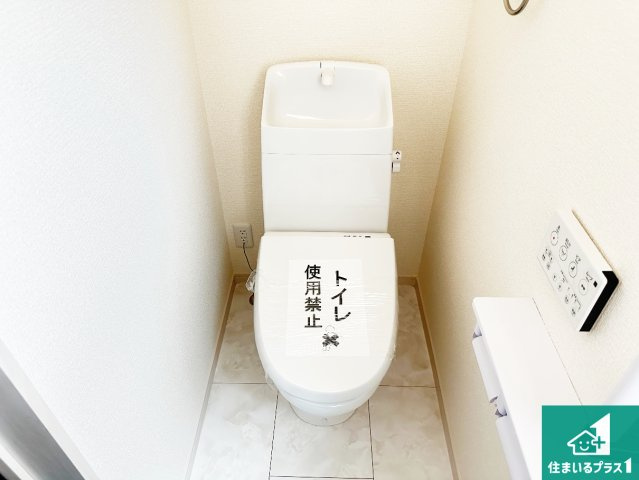 ●5(土)6(日)現地案内可能！　大和郡山市北郡山町　ラスト1邸のトイレ|1・2階の2ヶ所にあるので、朝の忙しい時間の順番待ちもなく、深夜の利用にも大変便利です。