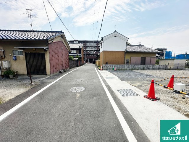 1(土)2(日)現地案内可能！　大和郡山市北郡山町の前面道路含む現地写真|周辺は閑静な住宅街！前面道路広々で車の出し入れも便利です。駐車が苦手な方でも安心して車庫入れできます！
