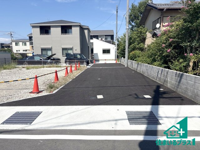 ●17(土)18(日)現地案内可能！　大和郡山市北郡山町　ラスト1邸の前面道路含む現地写真|周辺は閑静な住宅街！前面道路広々で車の出し入れも便利です。駐車が苦手な方でも安心して車庫入れできます！