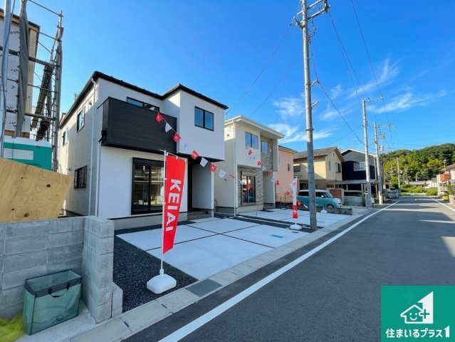 ★大津市雄琴　第1期　新築一戸建ての前面道路含む現地写真|周辺は閑静な住宅街！前面道路広々で車の出し入れも便利です。駐車が苦手な方でも安心して車庫入れできます！