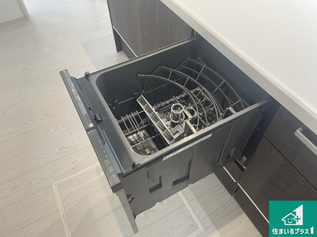 ★大津市雄琴　第1期　新築一戸建ての設備|食事後の一仕事、食器洗いをボタン一つでお任せできちゃいます！場所を取らないビルトイン式なので、お料理スペースもしっかり確保！
