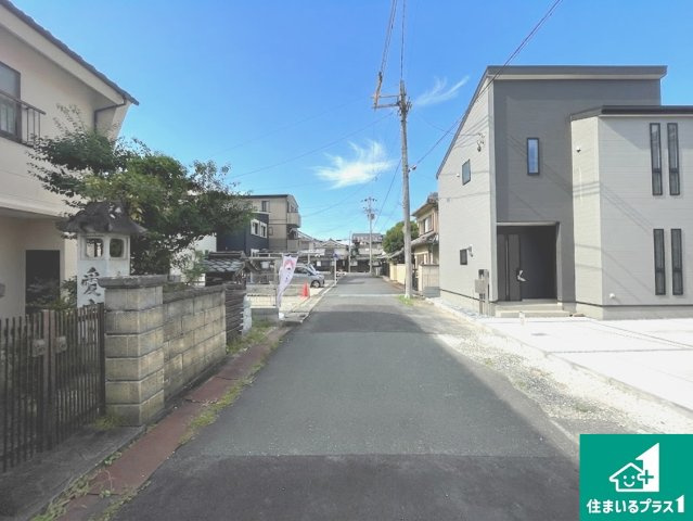 ★12(土)13(日)現地見学可能！★南丹市園部町本町　新築一戸建ての前面道路含む現地写真|周辺は閑静な住宅街！前面道路広々で車の出し入れも便利です。駐車が苦手な方でも安心して車庫入れできます！
