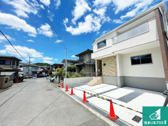 ★1(土)2(日)現地見学可能！★湖南市宝来坂　限定1邸の前面道路含む現地写真|周辺は閑静な住宅街！前面道路広々で車の出し入れも便利です。駐車が苦手な方でも安心して車庫入れできます！