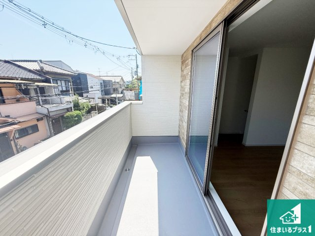 東大阪市南上小阪　第1期　新築一戸建てのバルコニー|南側に面したバルコニーですので明るい日差しを取り込み洗濯物をしっかり乾かしてくれます。