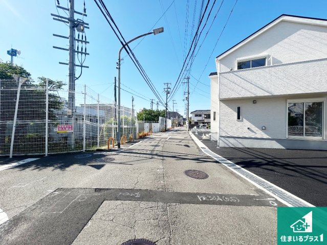 高石市綾園　第2期　新築一戸建ての前面道路含む現地写真|周辺は閑静な住宅街！前面道路広々で車の出し入れも便利です。駐車が苦手な方でも安心して車庫入れできます！