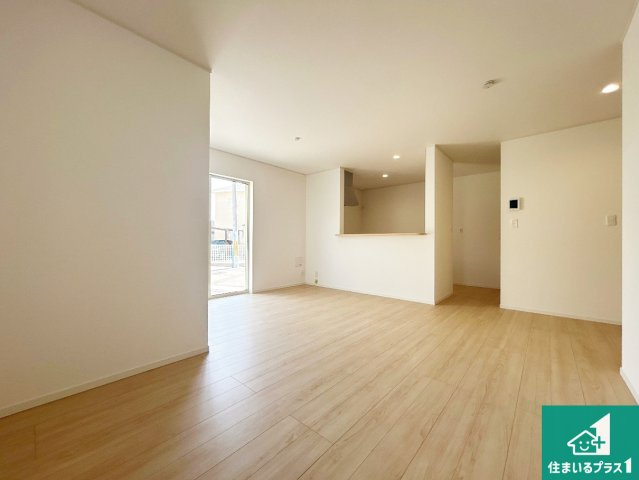 高石市綾園　第2期　新築一戸建ての居間・リビング|シンプルなリビングは、観葉植物等のインテリアを楽しめますね！パパ好みにも、ママ好みにも家具次第で雰囲気を変えることができます！