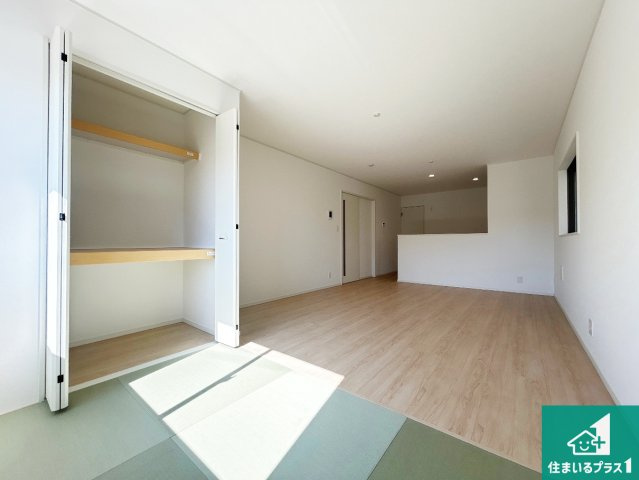 高石市綾園　第2期　新築一戸建ての居間・リビング|シンプルなリビングは、観葉植物等のインテリアを楽しめますね！パパ好みにも、ママ好みにも家具次第で雰囲気を変えることができます！