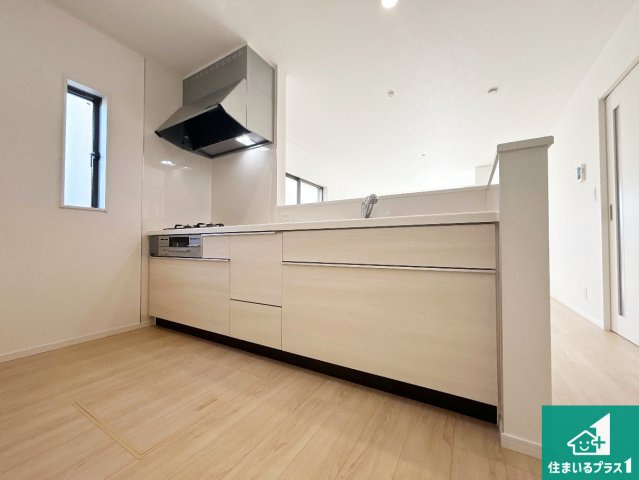 高石市綾園　第2期　新築一戸建てのキッチン|リビングと統一感があり、使い勝手のいいキッチン。広々としているので、二人並んで作業が出来ちゃいます。お子様と一緒に色々なお料理に挑戦できるスペースがあります。