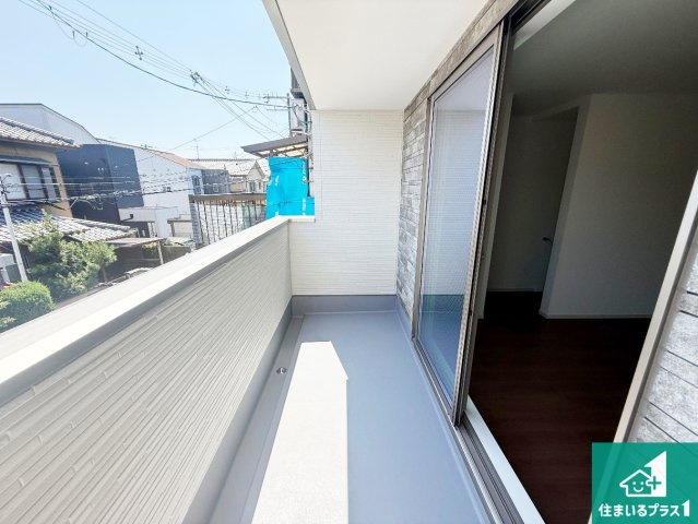 東大阪市南上小阪　第1期　新築一戸建てのバルコニー|南側に面したバルコニーですので明るい日差しを取り込み洗濯物をしっかり乾かしてくれます。