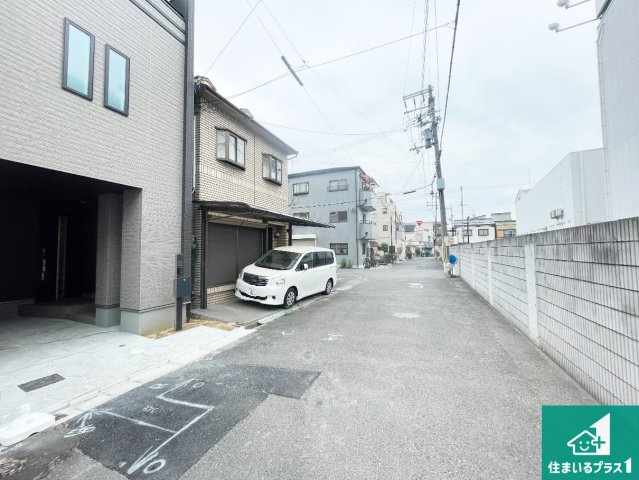 1(土)2(日)現地説明会！◆東大阪市荒川　限定1邸の前面道路含む現地写真|周辺は閑静な住宅街！前面道路広々で車の出し入れも便利です。駐車が苦手な方でも安心して車庫入れできます！
