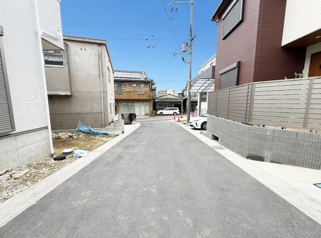 5(土)6(日)現地説明会！◆河内長野市三日市町　全3邸の前面道路含む現地写真|周辺は閑静な住宅街！前面道路広々で車の出し入れも便利です。駐車が苦手な方でも安心して車庫入れできます！