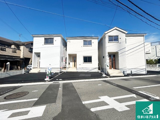 29(土)30(日)現地説明会！◆高石市綾園　全3邸の前面道路含む現地写真|周辺は閑静な住宅街！前面道路広々で車の出し入れも便利です。駐車が苦手な方でも安心して車庫入れできます！