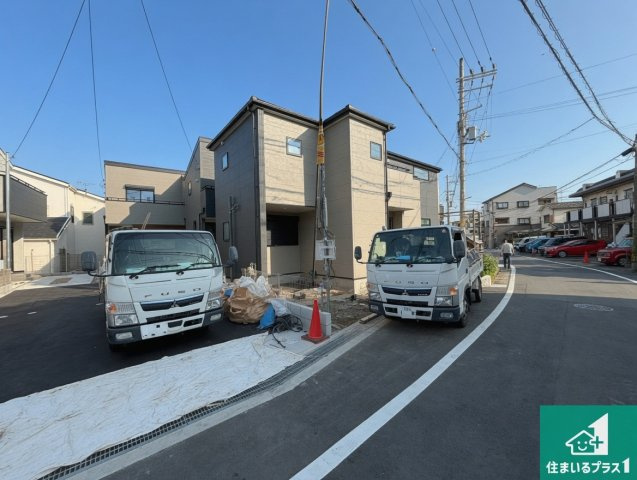 29日(土)30日(日)現地ご見学可能！茨木市上野町　第7期　新築一戸建ての前面道路含む現地写真|周辺は閑静な住宅街！前面道路広々で車の出し入れも便利です。駐車が苦手な方でも安心して車庫入れできます！