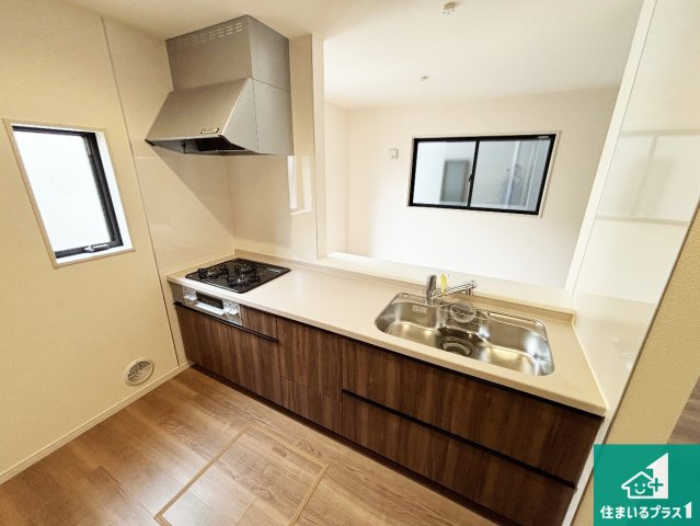 茨木市上野町　第7期　新築一戸建てのキッチン|リビングと統一感があり、使い勝手のいいキッチン。広々としているので、二人並んで作業が出来ちゃいます。お子様と一緒に色々なお料理に挑戦できるスペースがあります。