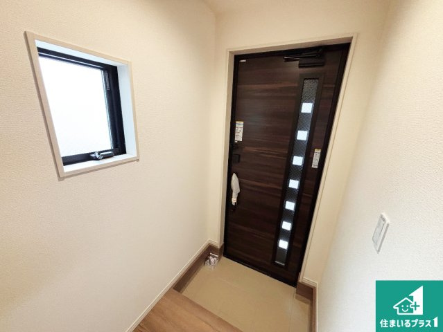 茨木市上野町　第7期　新築一戸建ての玄関|シューズボックスにはたくさんの靴が収納できるので玄関周りはいつもスッキリ！ご家族が増えても安心！