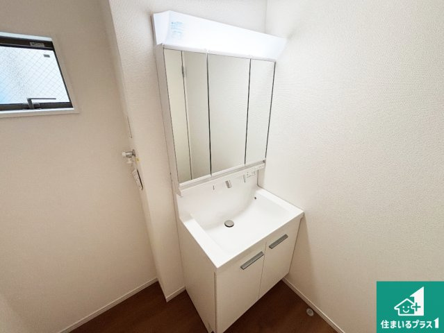 ■寝屋川市国松町　第1期　新築一戸建ての独立洗面台|清潔感のある洗面台です。フラットな鏡は掃除がしやすく毎日清潔！鏡裏には収納があるのでスッキリとした洗面台が保てます。