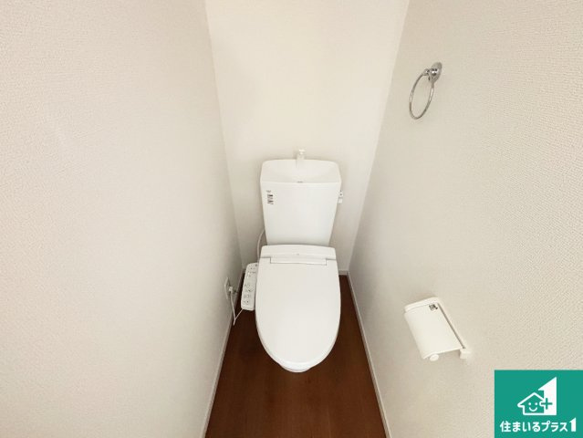 ■寝屋川市国松町　第1期　新築一戸建てのトイレ|1・2階の2ヶ所にあるので、朝の忙しい時間の順番待ちもなく、深夜の利用にも大変便利です。