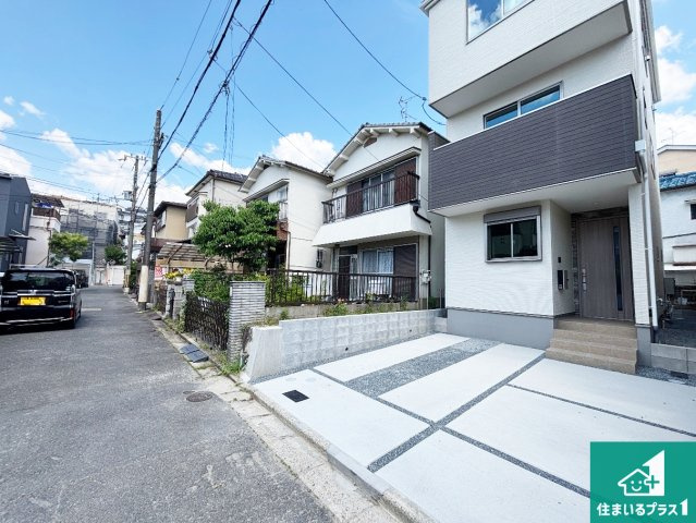 ■寝屋川市国松町　第1期　新築一戸建ての前面道路含む現地写真|周辺は閑静な住宅街！前面道路広々で車の出し入れも便利です。駐車が苦手な方でも安心して車庫入れできます！