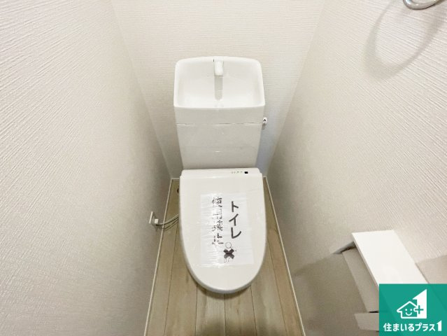 ●生駒郡平群町西宮　第2期　新築一戸建てのトイレ|1・2階の2ヶ所にあるので、朝の忙しい時間の順番待ちもなく、深夜の利用にも大変便利です。