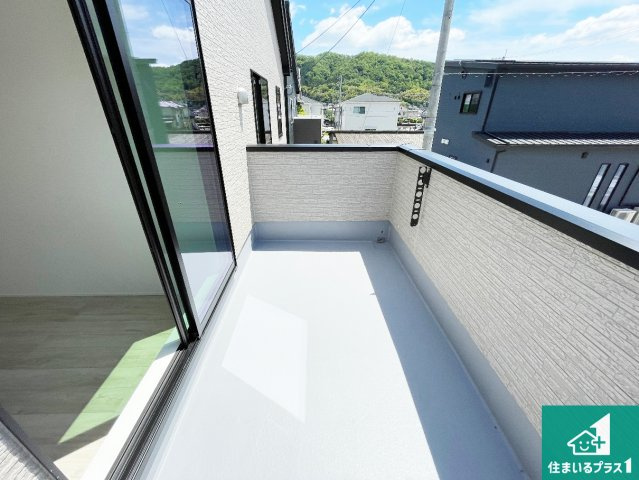 ●生駒郡平群町西宮　第2期　新築一戸建てのバルコニー|ワイドバルコニーは洗濯物を干すスペースが広いのでご家族が多くても安心！