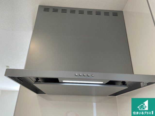 ●生駒郡平群町西宮　第2期　新築一戸建てのキッチン|リビングと統一感があり、使い勝手のいいキッチン。広々としているので、二人並んで作業が出来ちゃいます。お子様と一緒に色々なお料理に挑戦できるスペースがあります。