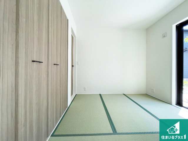 ●生駒郡平群町西宮　第2期　新築一戸建ての和室|一室あると便利な和室は客間としてだけでなく、小さなお子様のプレイルームや食後のくつろぎスペースとしてもご利用いただけます。収納もついていますので大活躍間違いなし！