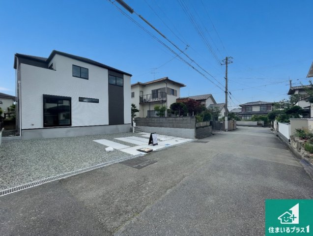 5日(土)6日(日)現地ご見学可能！　川西市大和東　第3期　新築一戸建ての前面道路含む現地写真|周辺は閑静な住宅街！前面道路広々で車の出し入れも便利です。駐車が苦手な方でも安心して車庫入れできます！
