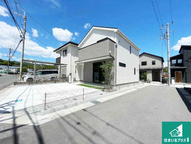 ●5(土)6(日)現地説明会！　生駒郡平群町西宮　全2邸　の前面道路含む現地写真|周辺は閑静な住宅街！前面道路広々で車の出し入れも便利です。駐車が苦手な方でも安心して車庫入れできます！