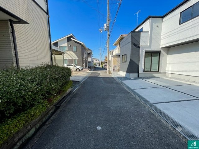 ★12(土)13(日)現地見学可能！★守山市吉身　ラスト1邸の前面道路含む現地写真|周辺は閑静な住宅街！前面道路広々で車の出し入れも便利です。駐車が苦手な方でも安心して車庫入れできます！