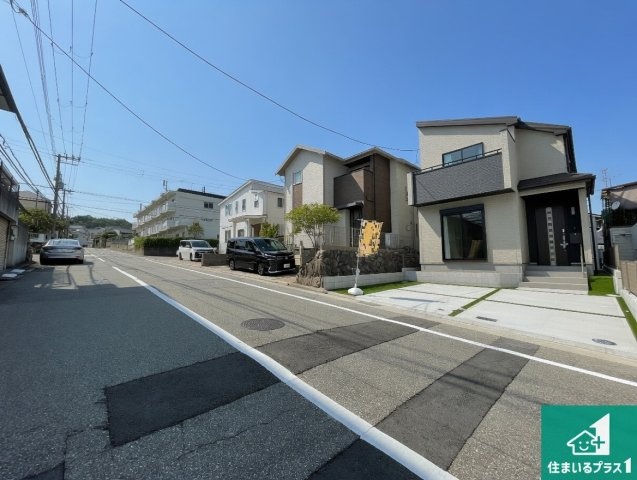 神戸市北区南五葉　新築一戸建ての前面道路含む現地写真|周辺は閑静な住宅街！前面道路広々で車の出し入れも便利です。駐車が苦手な方でも安心して車庫入れできます！